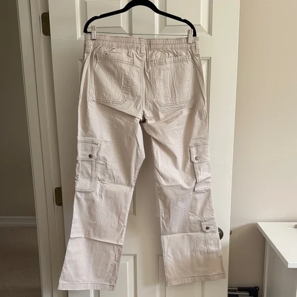 Hollister Light Tan Cargo Pants NWT - Picture 3 of 3
